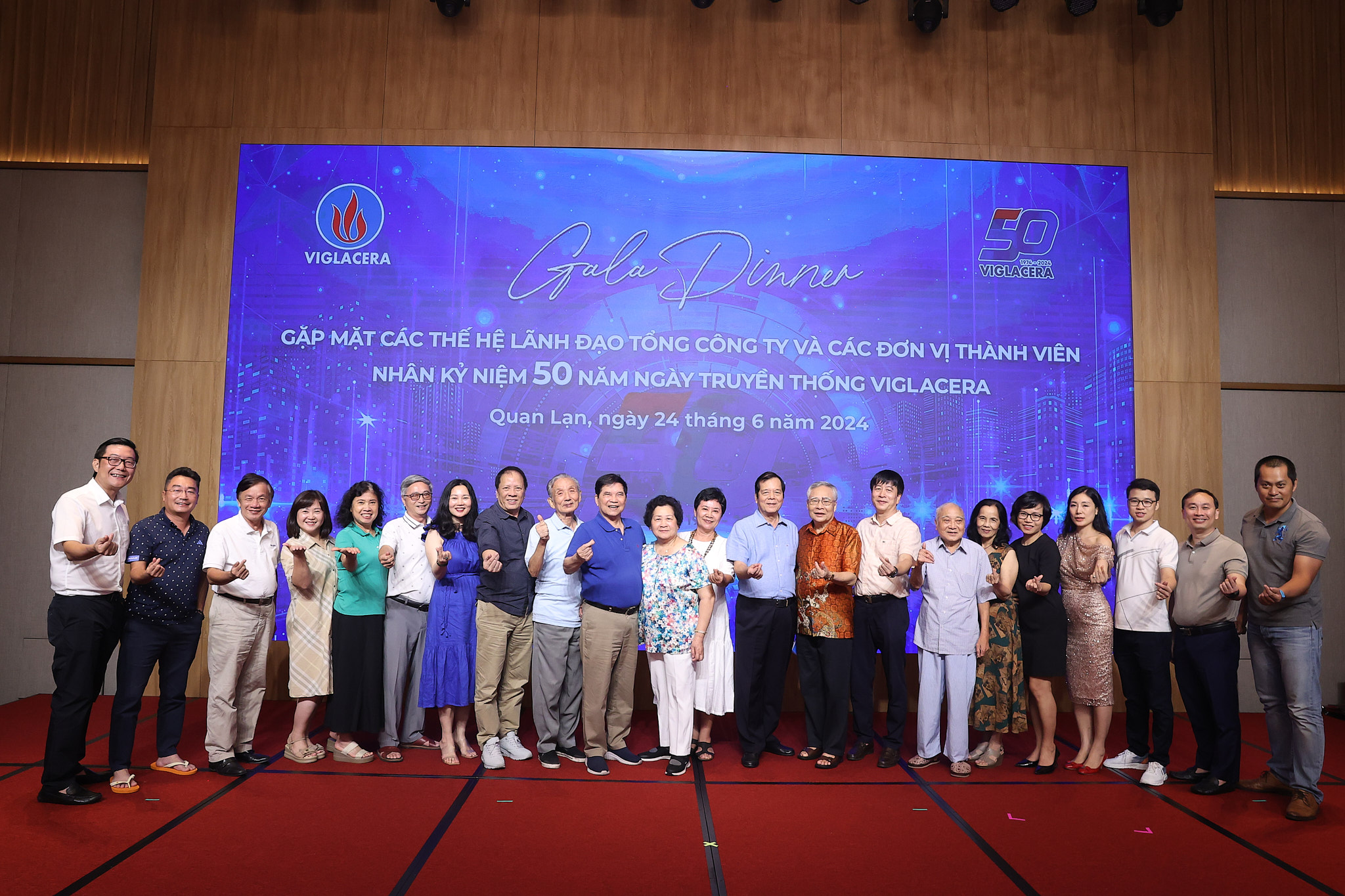 Cuộc gặp gỡ của những thế hệ Thuỷ chung như màu gạch đỏ...